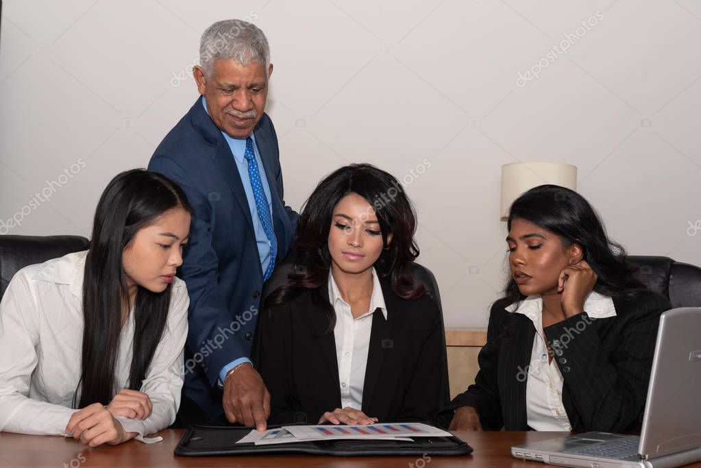 Team immobiliare al lavoro in ufficio