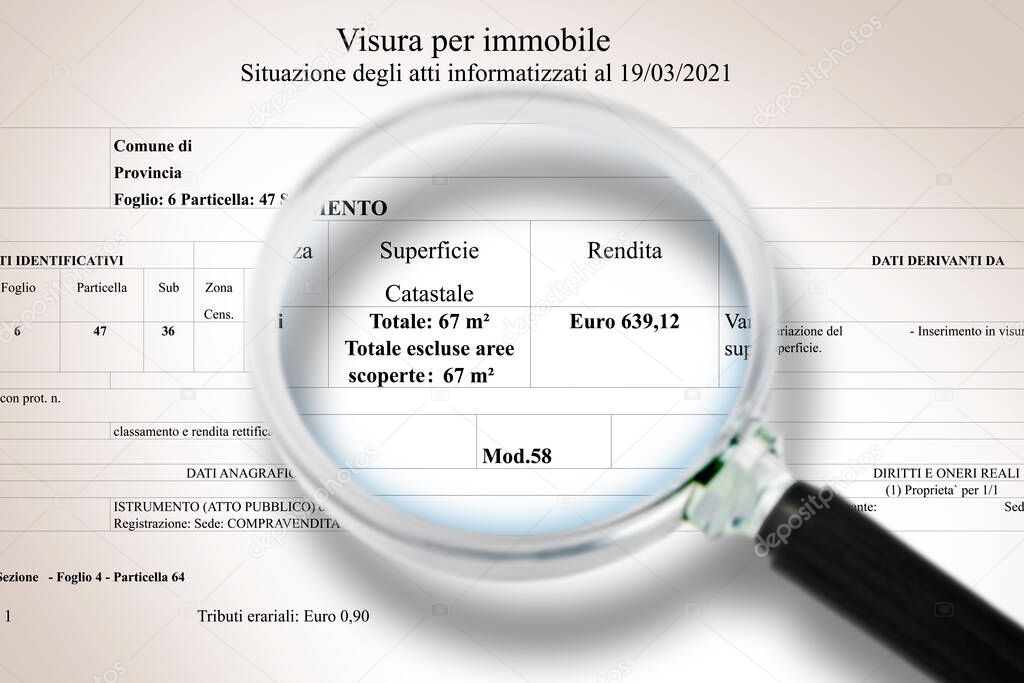 Agente immobiliare valuta un appartamento